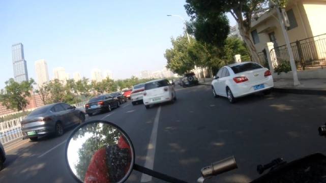 这汽车实线从右侧自行车道超车，这摩托在自行车道骑然后停中间了@奏耐天津
