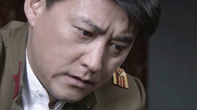 男人在给女人涂抹药酒时一眼就断定出女人肯定就是鬼子假扮的
