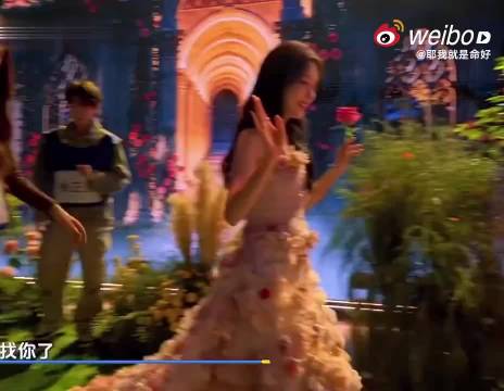 何与帮孟子义拿下头上花瓣动作温柔