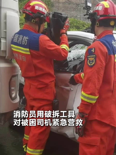 搅拌车轿车迎面相撞司机被困车内
