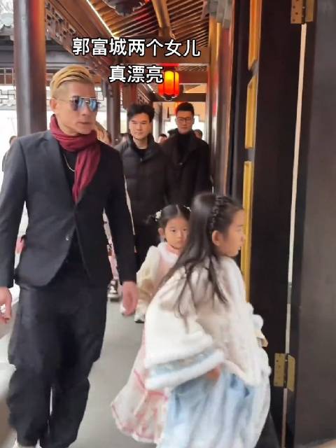 郭富城两个女儿真漂亮啊！方媛带郭富城回老家了，近距离看郭富城