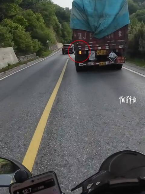 陕西宝鸡大货车与摩托车默契配合，转向灯提醒变道超车