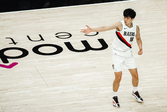杨瀚森新秀赛季在NBA常规赛和季后赛的具体数据表现分别是怎样的？