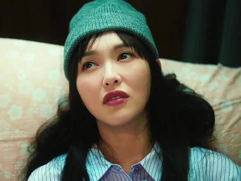 “女孩解开肚子上的绑带”