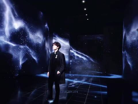 王一博新片演绎年轻教父，沉默眼神传递权威