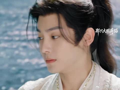 被老婆盯害羞啦