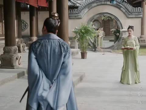范闲身世一夜之间传遍京都，所有人都认为范建被庆帝带了绿帽子