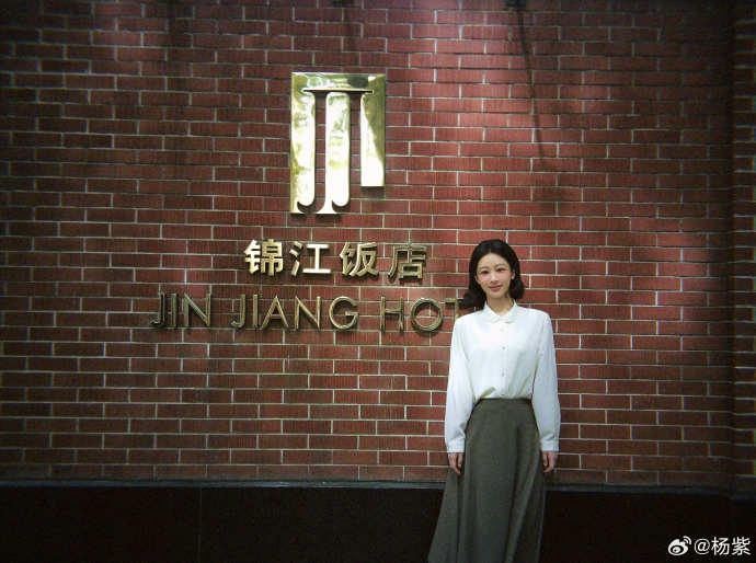 杨紫亮相白玉兰奖宣传片引热议，90花能否首摘视后？
