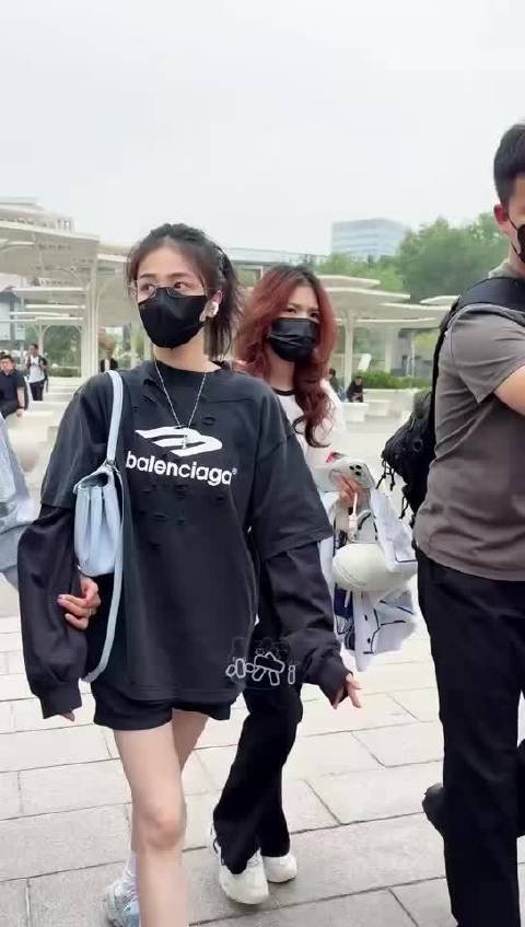 白鹿赴邯郸录制奔跑吧，路透展现干练气质