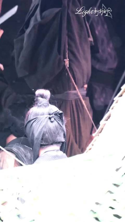 丁禹兮用肩膀扛合作演员下来