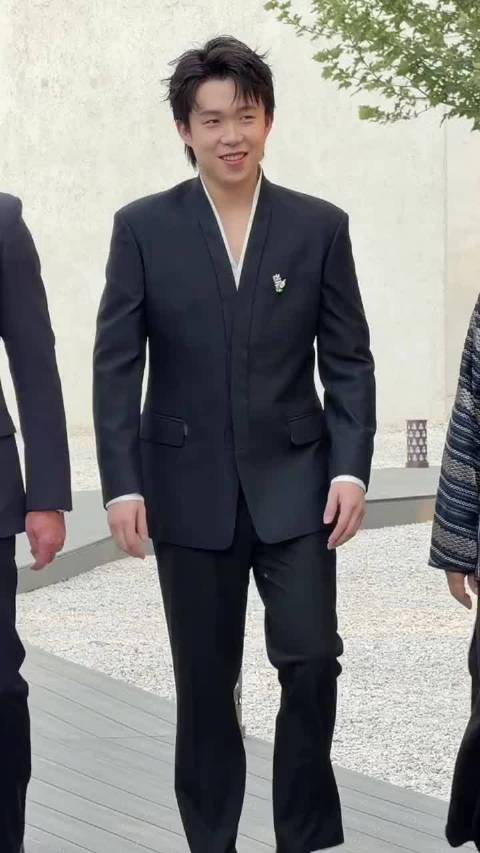 王楚钦着黑西装亮相气质出众