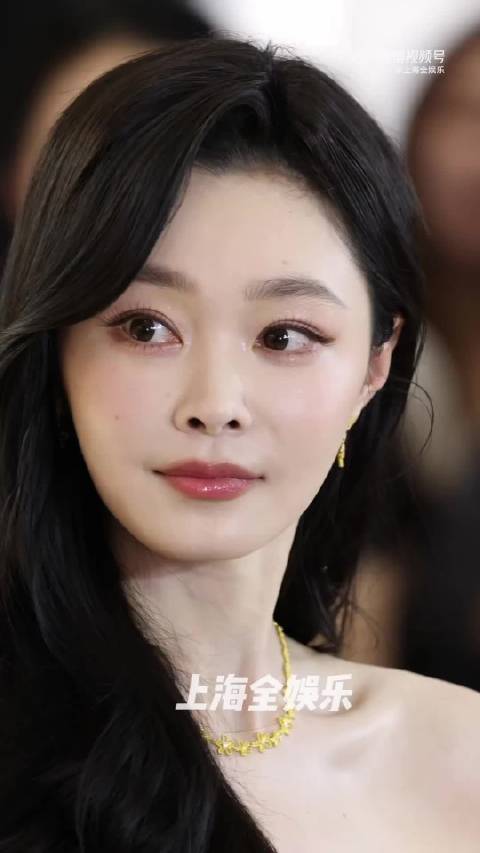 宋轶抹胸粉裙造型温柔美萌