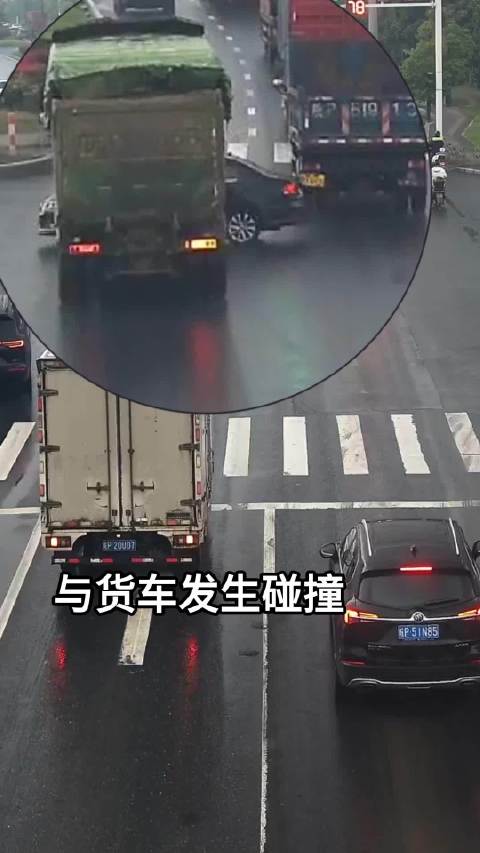 轿车路口强行变道引发碰撞负全责