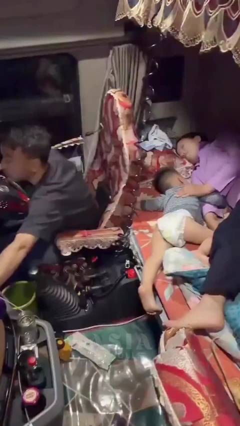 中国卡车司机改造驾驶室携妻儿同行，夫妻轮换驾驶