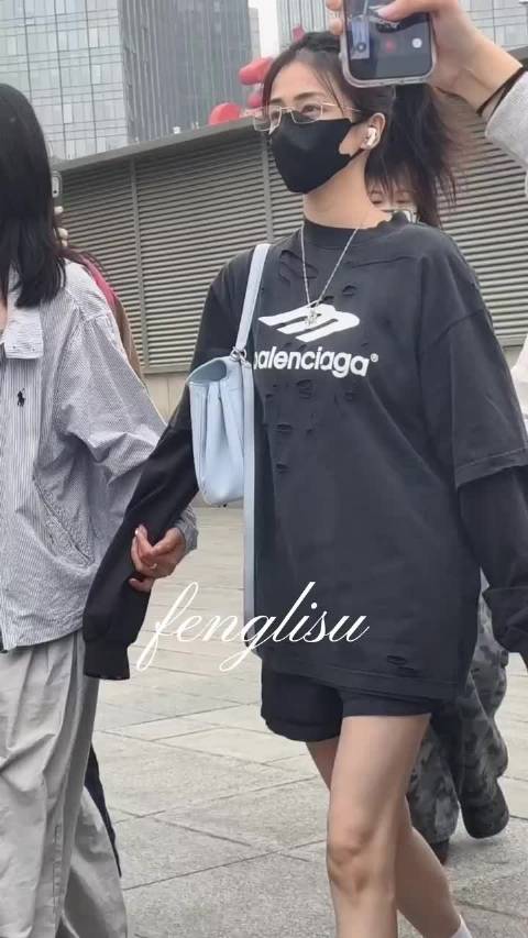 白鹿今天出发跑男邯郸安阳录制，路透里她整个人确实瘦了一圈，细得跟竹竿似的