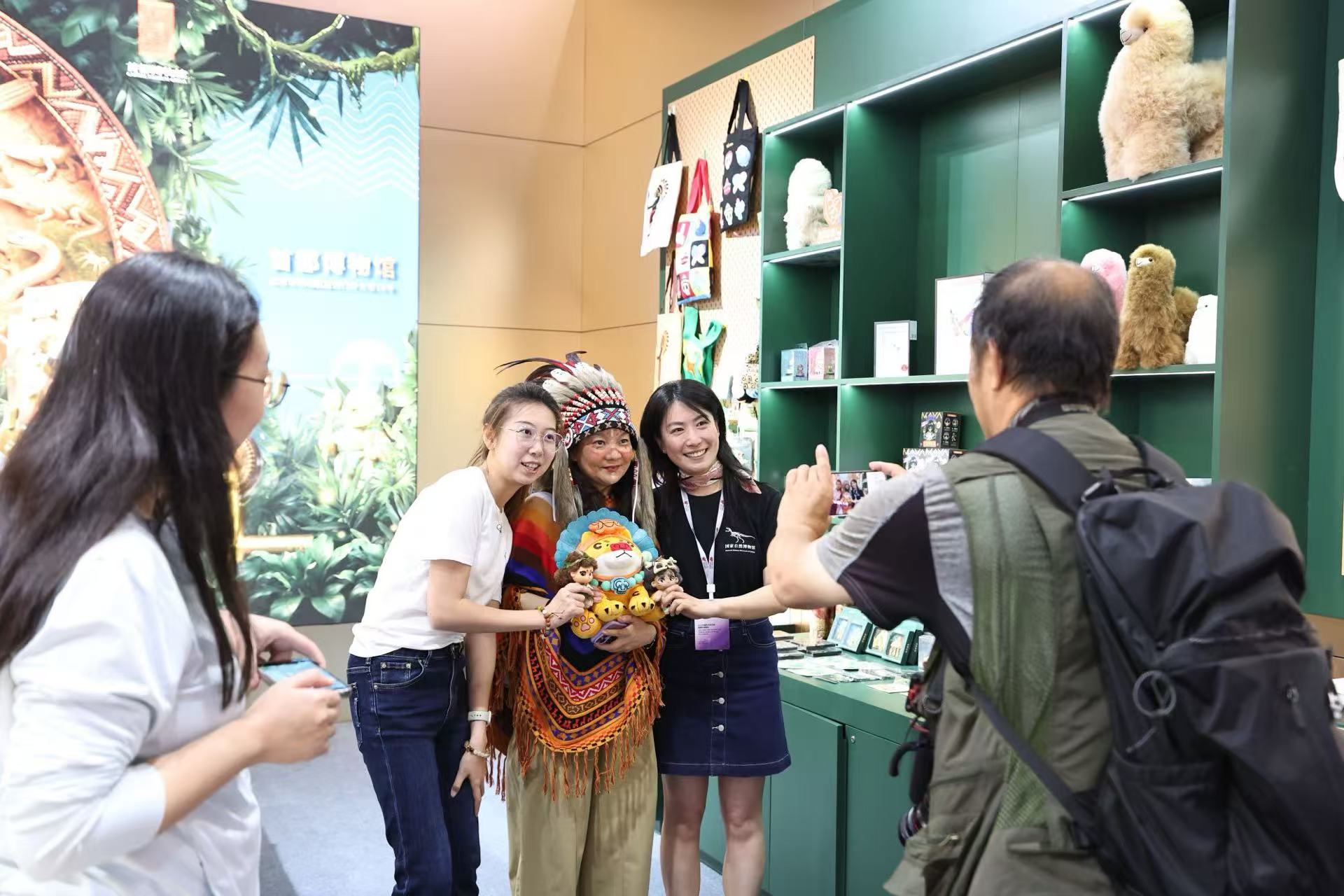 觀眾在文創展台拍照留影。新京報記者 王飛 攝