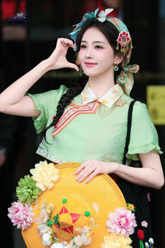 白鹿变身菠萝妹!穿惠安女服饰亮相泉州,一个操作让全场笑翻
