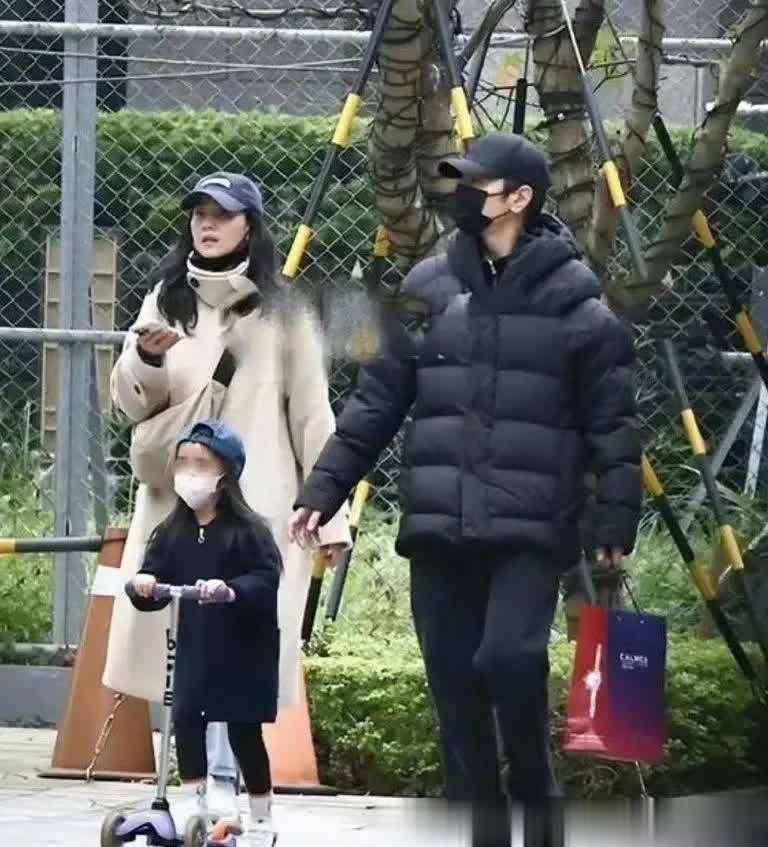原创 高圆圆赵又廷带娃游迪士尼,7岁Rhea身高到爸爸腰,基因太会挑