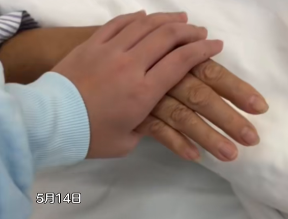 全红婵发布动态,显示其在病床前牵着妈妈的手