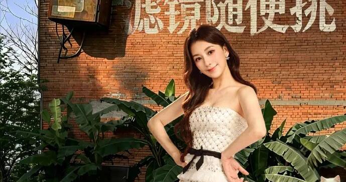 冲上热搜！综艺里要住男生单人间引争议，郭富城妻子方媛凌晨回应后秒删