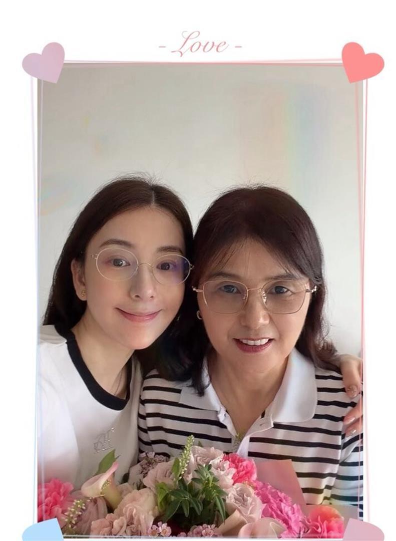 方媛母亲节晒与母亲及三个女儿的合照,原来她是遗传了母亲的美貌