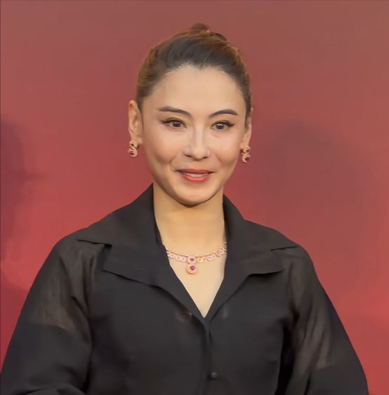 45岁张柏芝“神颜”崩了？脸部浮肿苹果肌凸出，网友吐槽医美过度