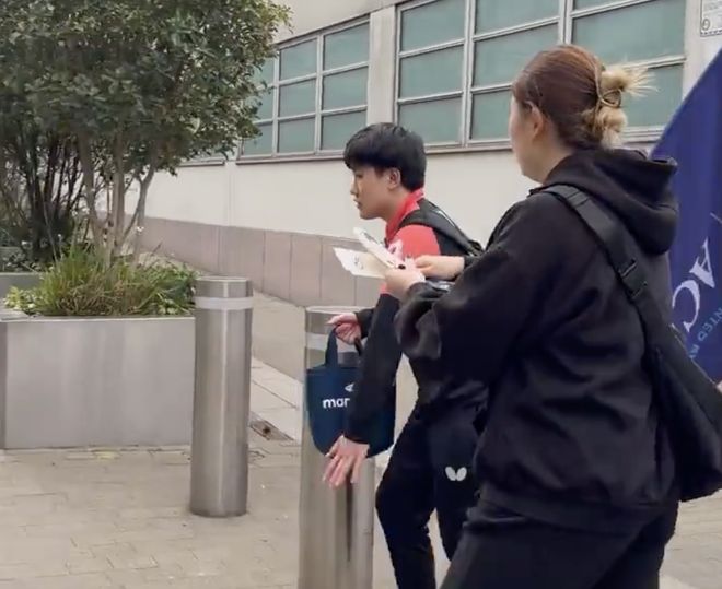 张本智和用中文回答中国记者！看到2女球迷要签名 他吓得撒腿就跑