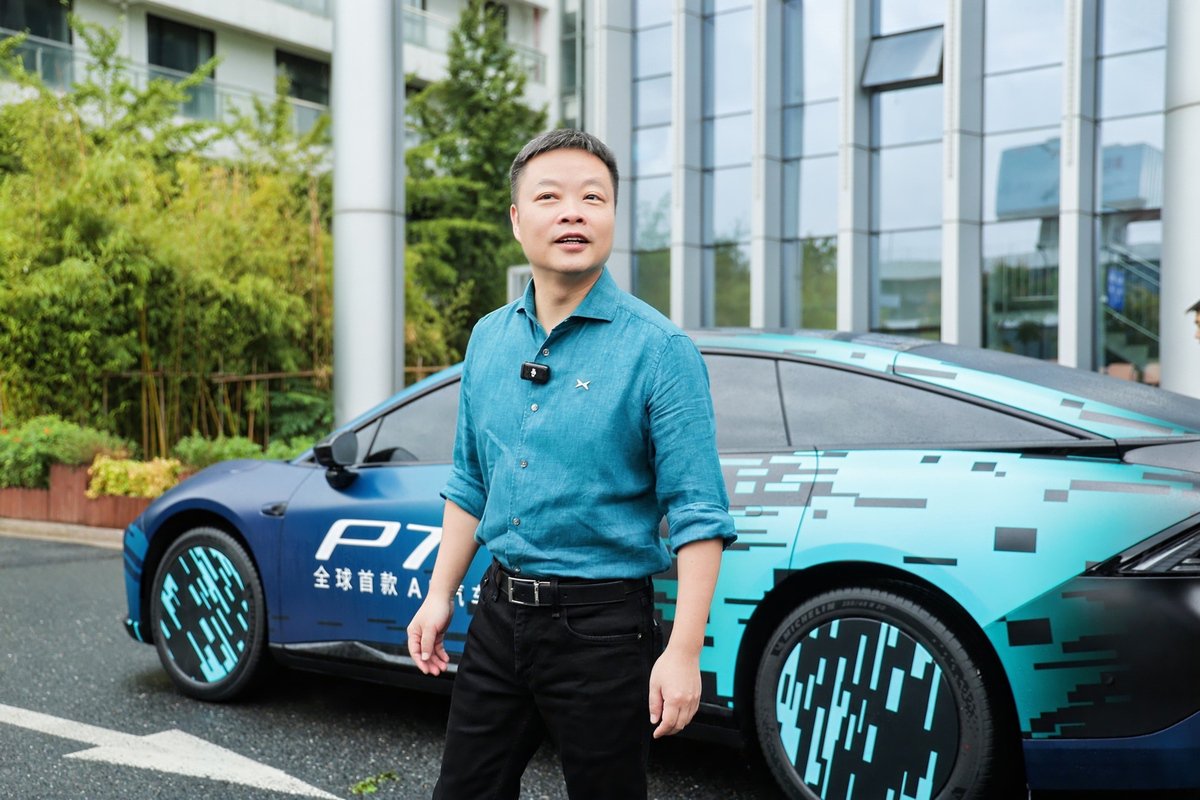 何小鹏驾驶“全球首款AI汽车”亮相云栖大会，深化与云AI算力合作