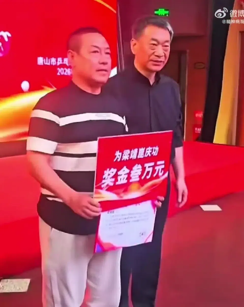 排面满满！梁靖崑世乒赛夺冠后，唐山乒协举办庆功会，重奖梁靖崑父亲3万元，一句话让全网破防
