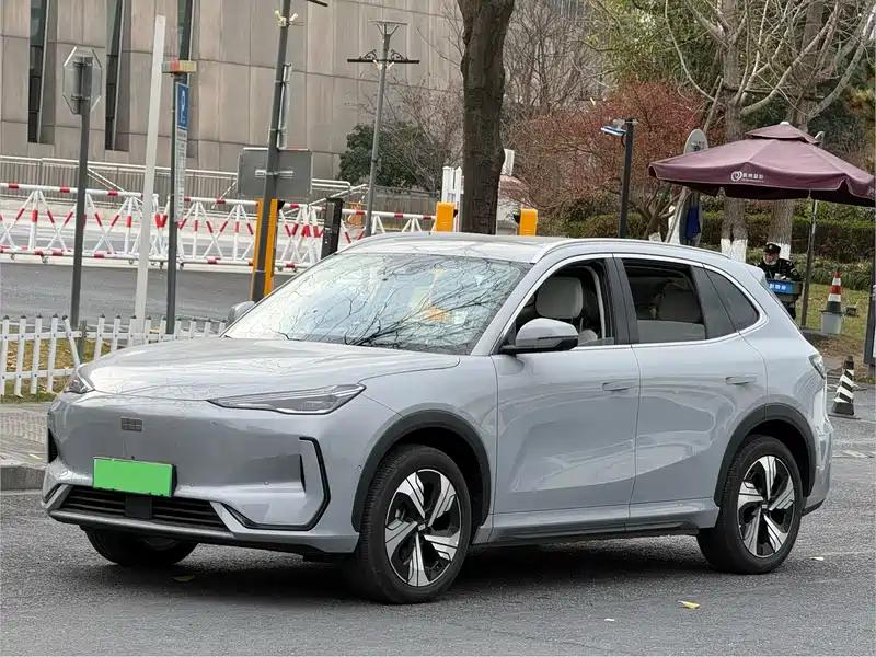 10万多拿下二手吉利银河银河E5,2024款行驶4400公里,硬朗有型