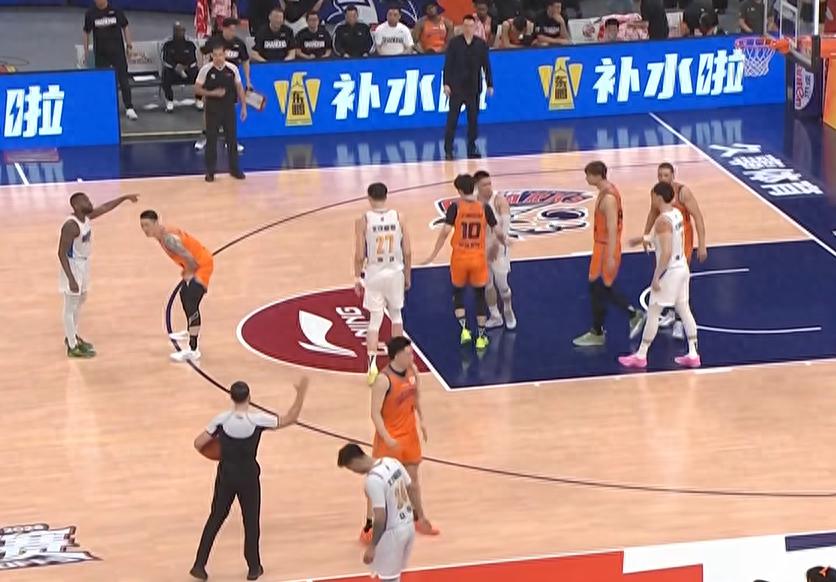 京沪大战！上海87-82北京，张镇麟17+5，王哲林两双，周琦13+9