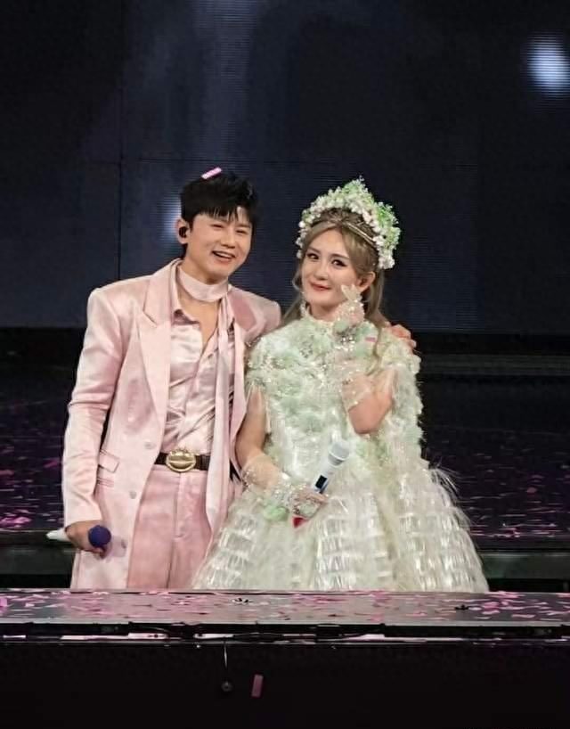 谢娜演唱会落幕，庆功宴喜逢双庆，粉色氛围与宠妻名场面引热议_Camellia