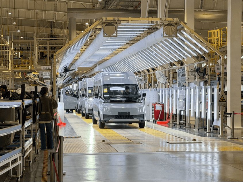 首款正向研发电动大VAN诞生探访远程新能源商用车湘潭基地 | BitAuto