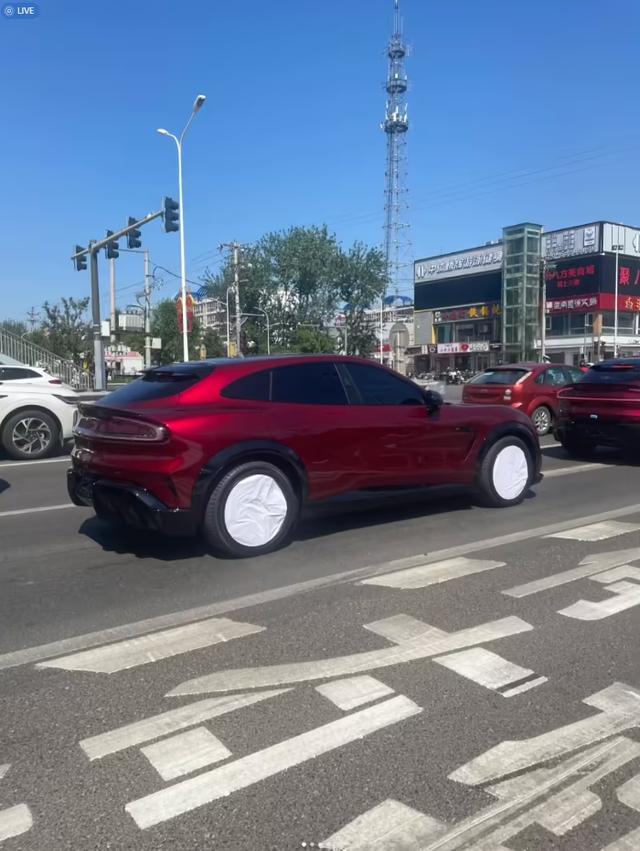 小米YU7 GT “车厘子红”无伪装实车上路|马力|路测|成都车展|小米yu7gt_订阅