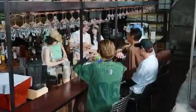 吴克群笑称快能生鹿晗，鹿晗夸其显年轻