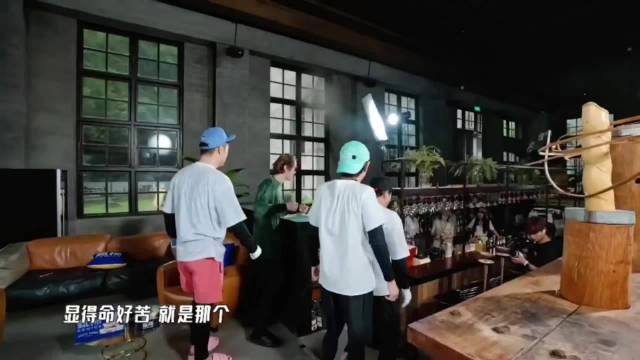鹿晗邓超遇暴雨被迫转场，雨水泪水难分辨