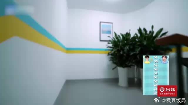 不愧是“体育王子”陈立农！和白宇比赛爬楼梯！白宇直接甘拜下风