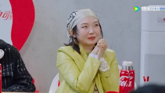 贺峻霖桃花坞自我介绍，矿泉水淋头引坞民围观
