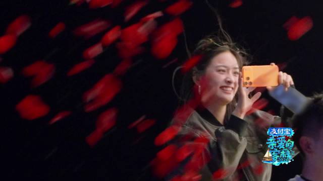 沈月客栈侧拍求婚温情时刻，唯美画面定格真挚爱意