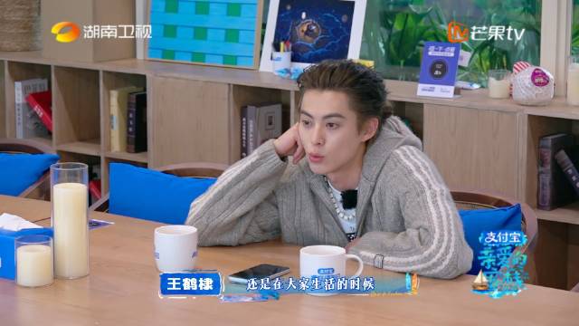 王鹤棣感恩何炅见证成长，客栈留声卡藏温暖告白