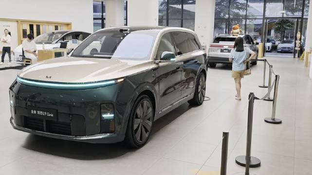 理想L9 Livis全球首发线控底盘与800V悬架，展示模式吸引顾客体验