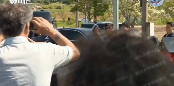 国外镜头：韩国李在明总统走进田间地头 亲自开拖拉机帮农民插秧播种