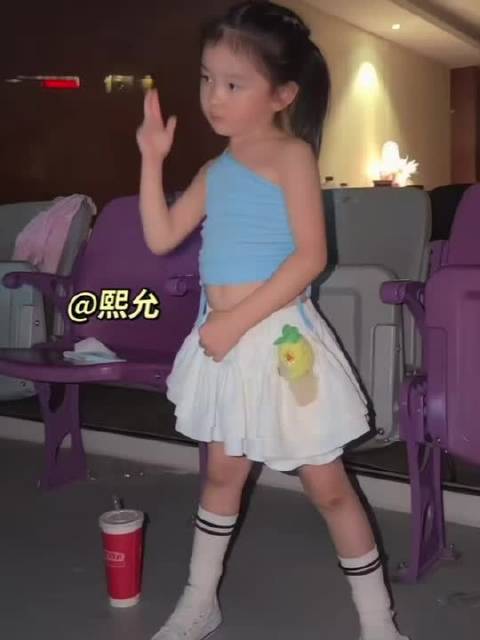 小石榴看蔡依林演唱会，玩嗨自己跳上了，有没有妈妈小伊伊的影子？