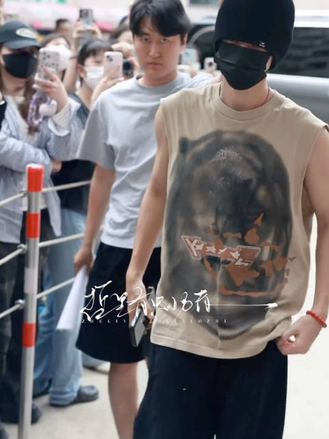 陈哲远无袖薄肌潮男上班…嘿嘿嘿…夏天好啊夏天好啊 我为薄肌举大旗！
