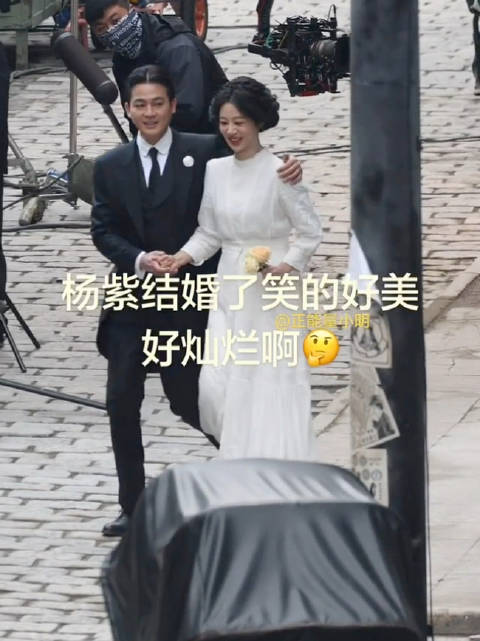 杨紫欧豪大婚路透，杨紫穿白色婚纱，这在当时很时髦了，郎才女貌太般配了！