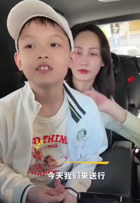 王皓儿子海苔赛前送花祝福王楚钦夺冠