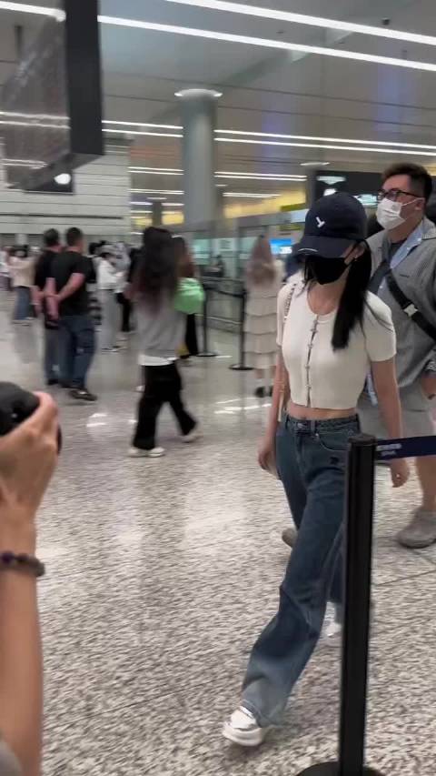 李沁出席活动展现优雅气质