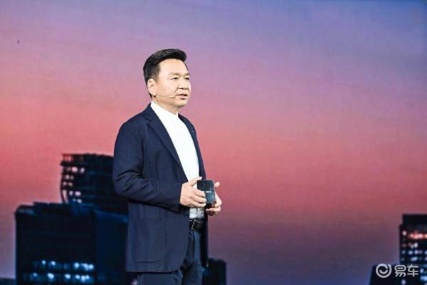 问道V9预售补贴价21.99万起,极狐全域舒享旗舰MPV
