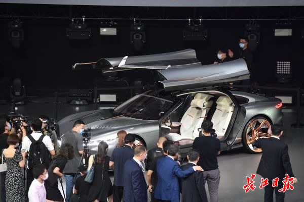 东风首款高端新能源概念车在汉全球首发