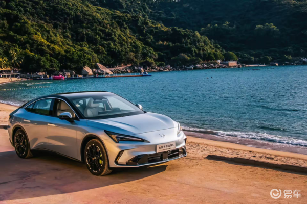 极狐 阿尔法S5新车提供两种动力形式:纯电版最长续航720km